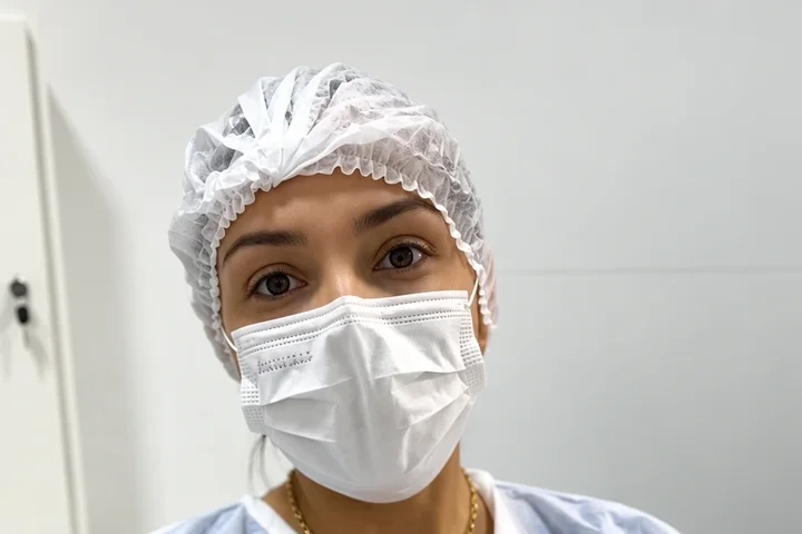 Veterinária da AC Pet paramentada para atendimento